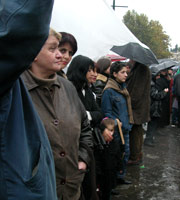 Митинг в Тбилиси продолжается, несмотря на непогоду