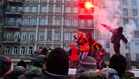 В Киеве продолжаются столкновения. По всей стране блокируют базы силовиков