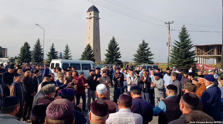 Митинг в Магасе объявлен бессрочным. Местный ОМОН не выполнил приказ разогнать акцию протеста 